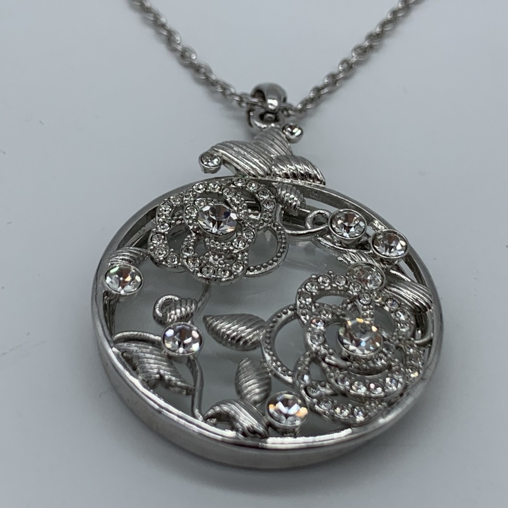 Vintage Elegant Silver Tone CZ Circle Floral Design Pendant Magnifier Necklace